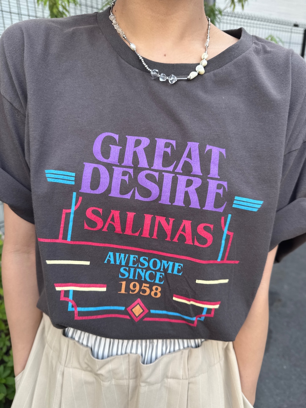 ベージュ系のその他パンツ、グレー系のTシャツ/カットソー、ブラック系のパンプスを着用したレディースの春コーディネートの10枚目の写真