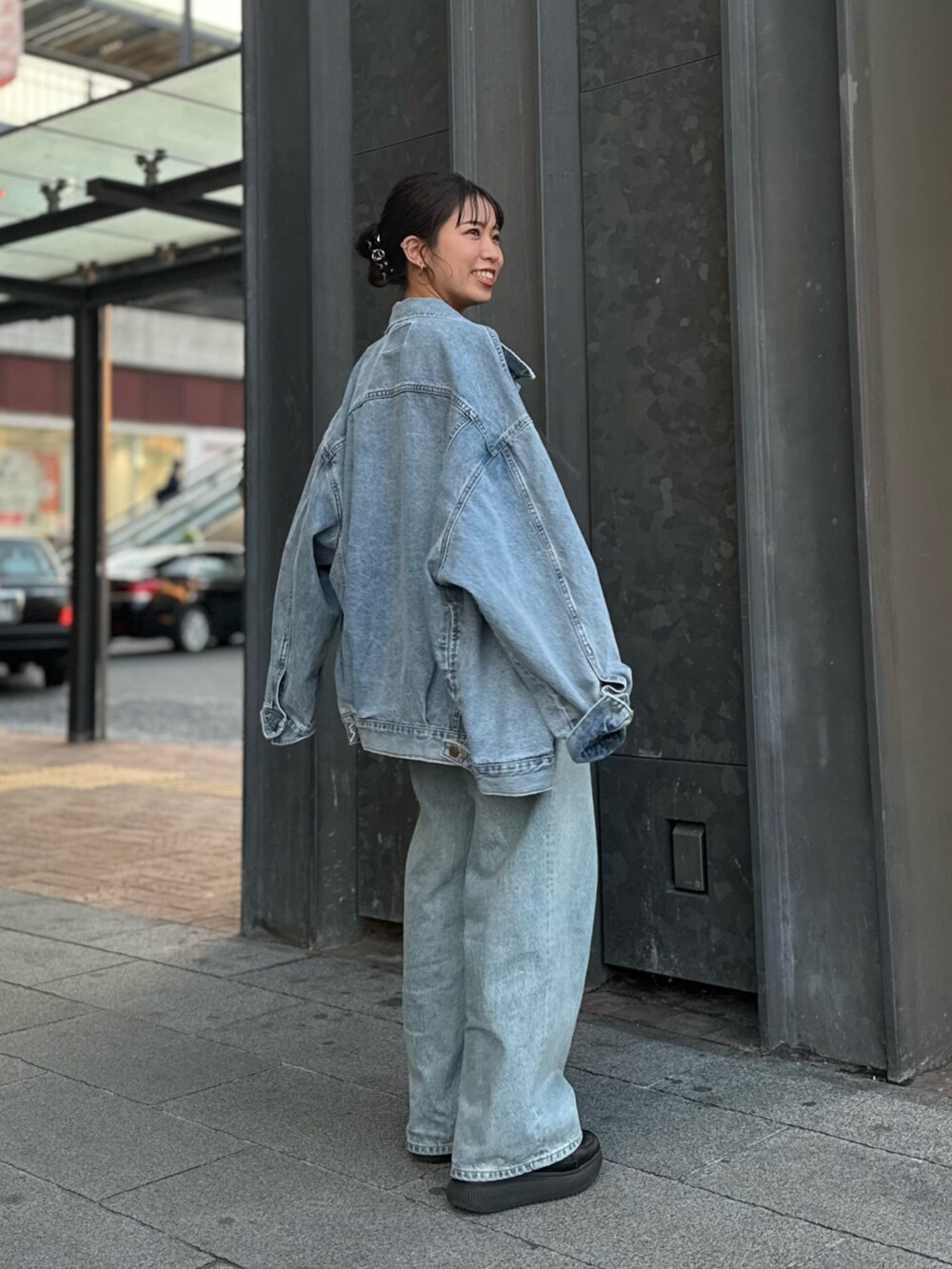 グレー系のベスト、ブラック系のTシャツ/カットソー、ブルー系のデニムパンツを着用したレディースの冬コーディネートの9枚目の写真