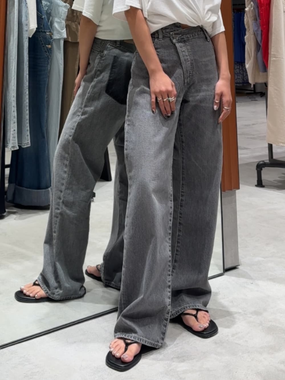 ホワイト系のTシャツ/カットソー、ブラック系のデニムパンツ、ブラック系のサンダルを着用したレディースの夏コーディネートの7枚目の写真