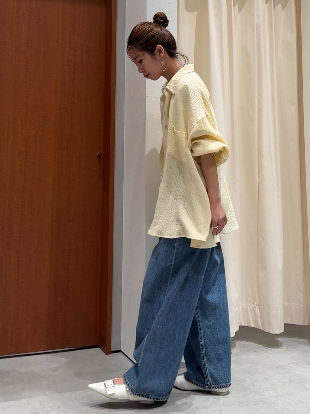 ブルー系のデニムパンツ、ホワイト系のTシャツ/カットソー、イエロー系のシャツ/ブラウスを着用したレディースの春コーディネートの5枚目の写真