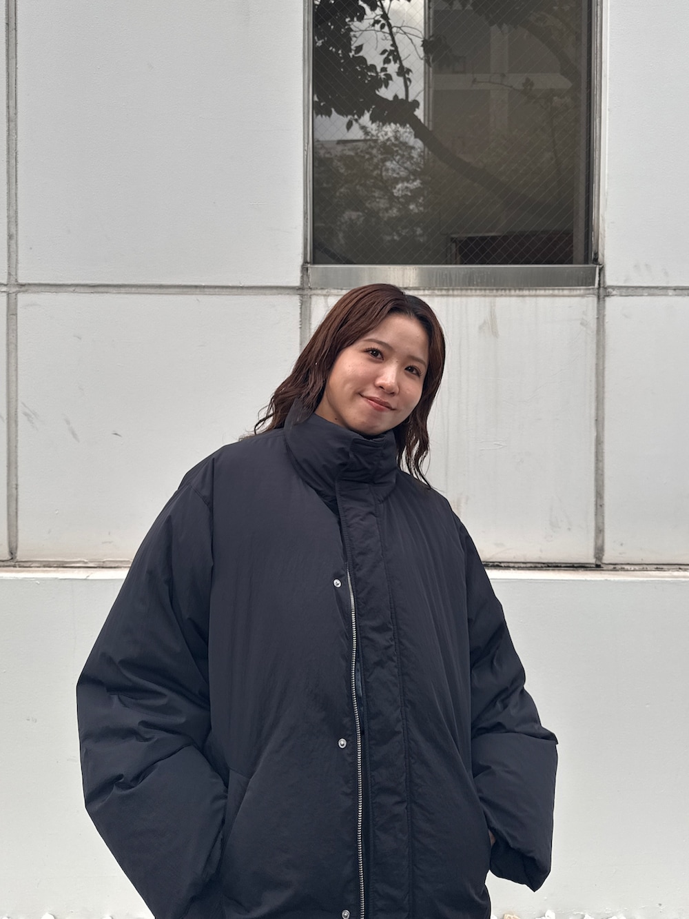 グレー系のその他パンツ、ブルー系のシャツ/ブラウス、ブラック系のダウンジャケット/コートを着用したレディースの秋コーディネートの8枚目の写真