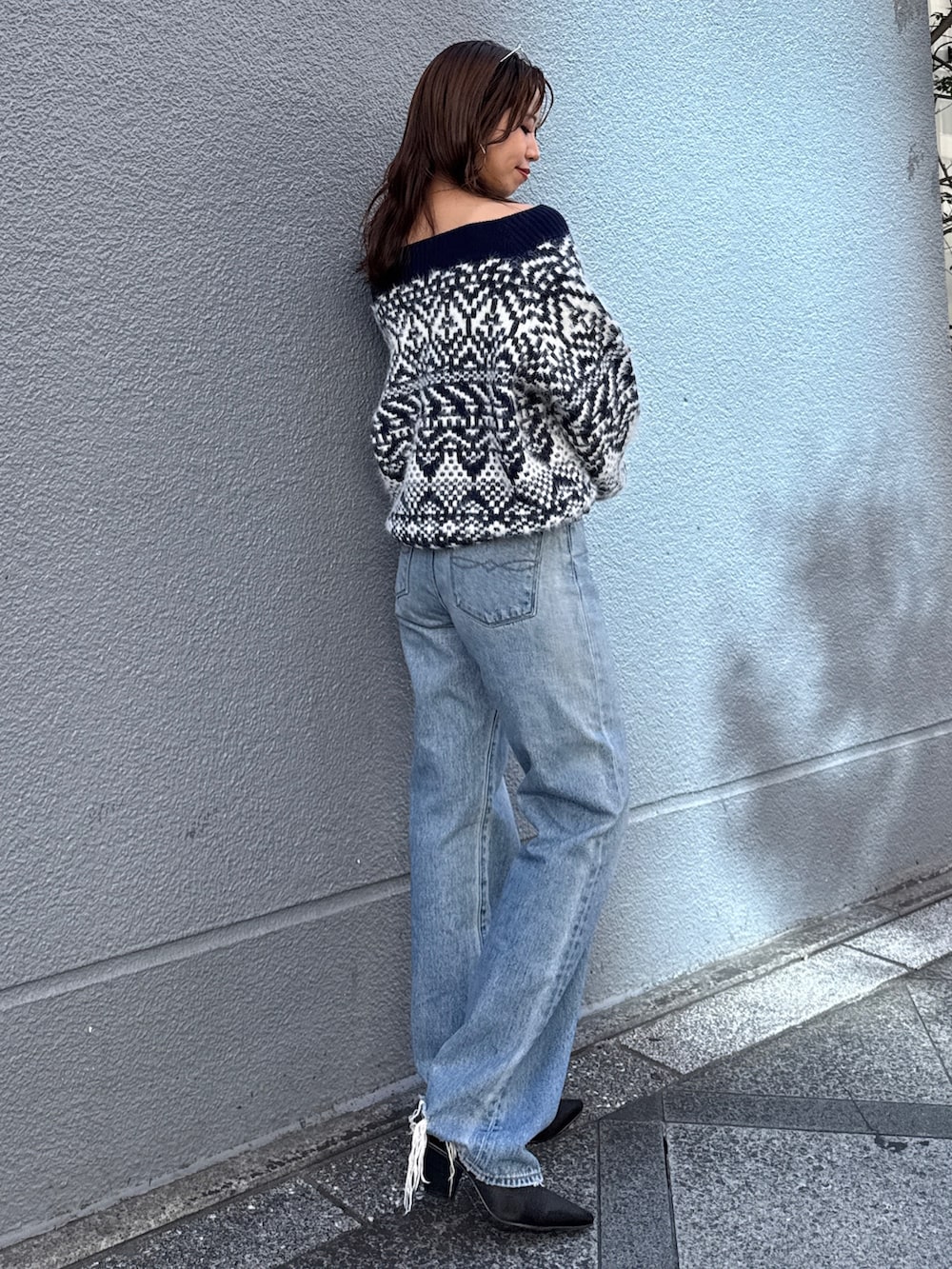 ブルー系のニット/セーター、ブルー系のデニムパンツを着用したレディースの秋コーディネートの4枚目の写真