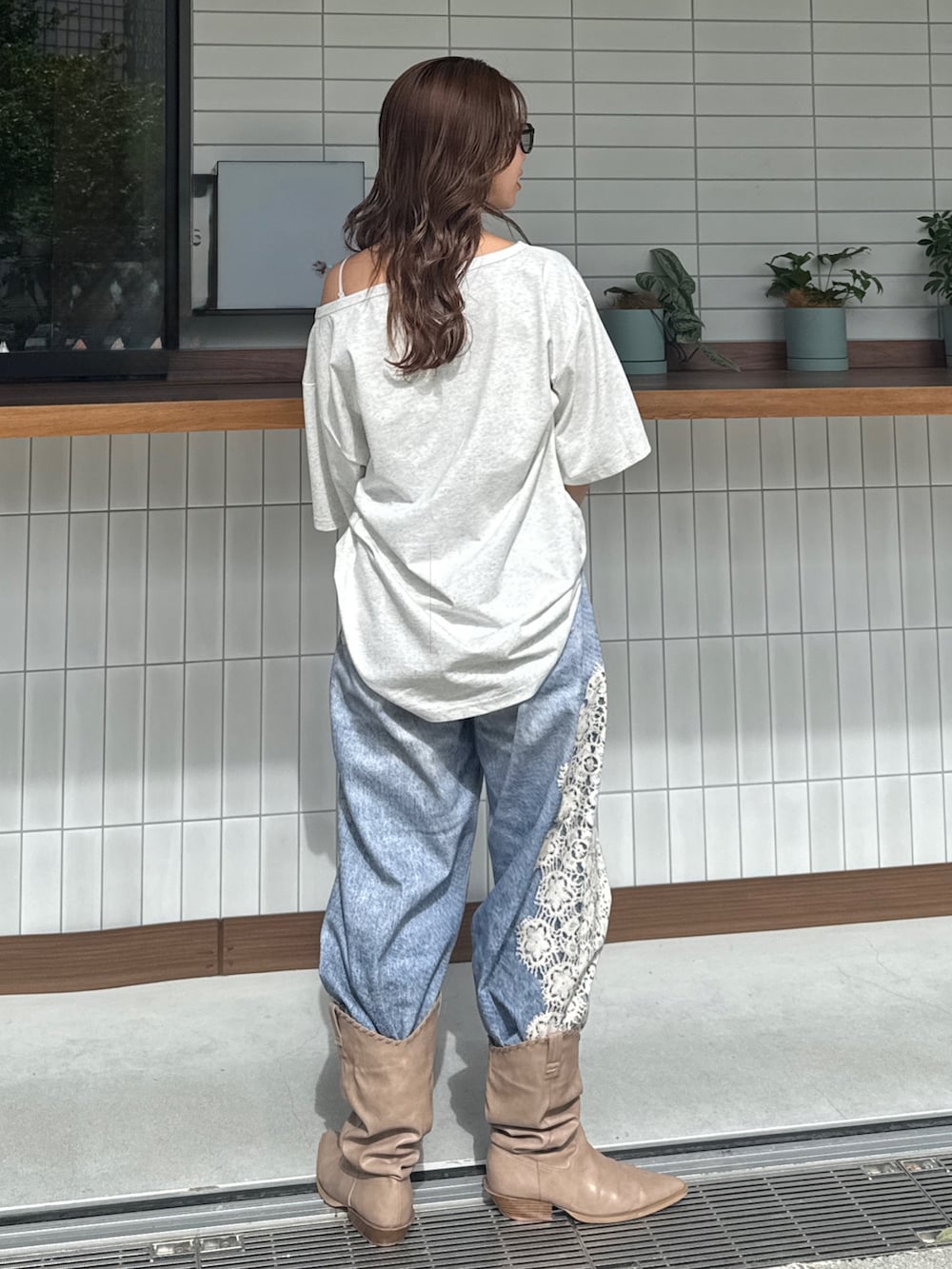 グレー系のTシャツ/カットソー、ブルー系のデニムパンツ、ベージュ系のブーツを着用したレディースの春コーディネートの6枚目の写真
