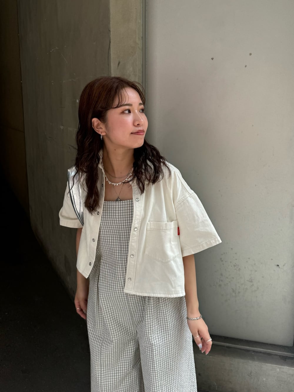 ホワイト系のつなぎ/オールインワン、ホワイト系のシャツ/ブラウス、シルバー系のハンドバッグを着用したレディースの夏コーディネートの9枚目の写真