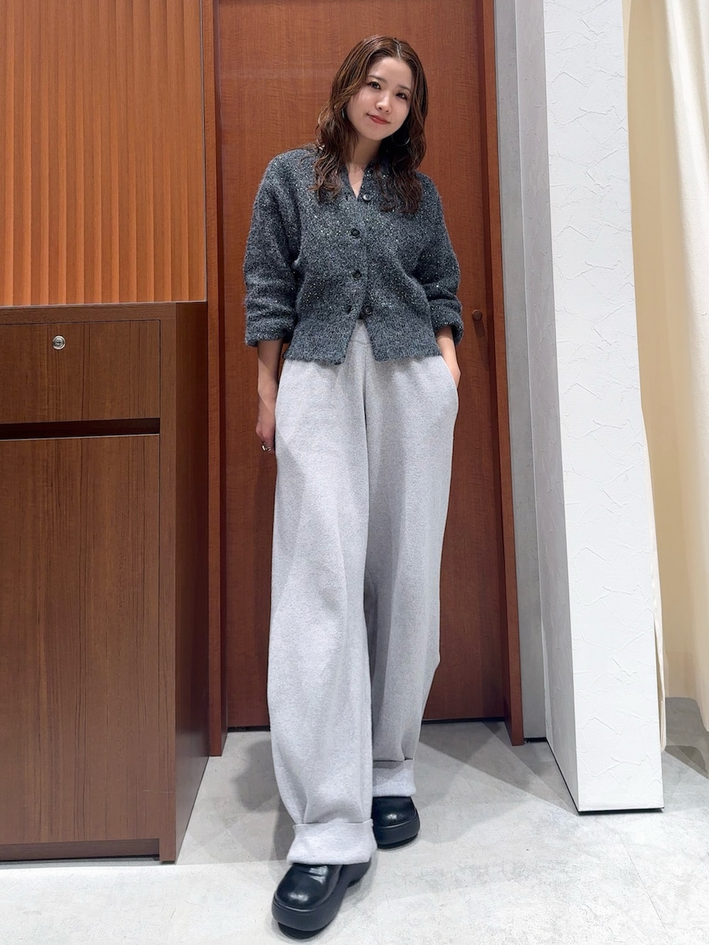 グレー系のその他パンツ、グレー系のカーディガン/ボレロを着用したレディースの冬コーディネートの6枚目の写真