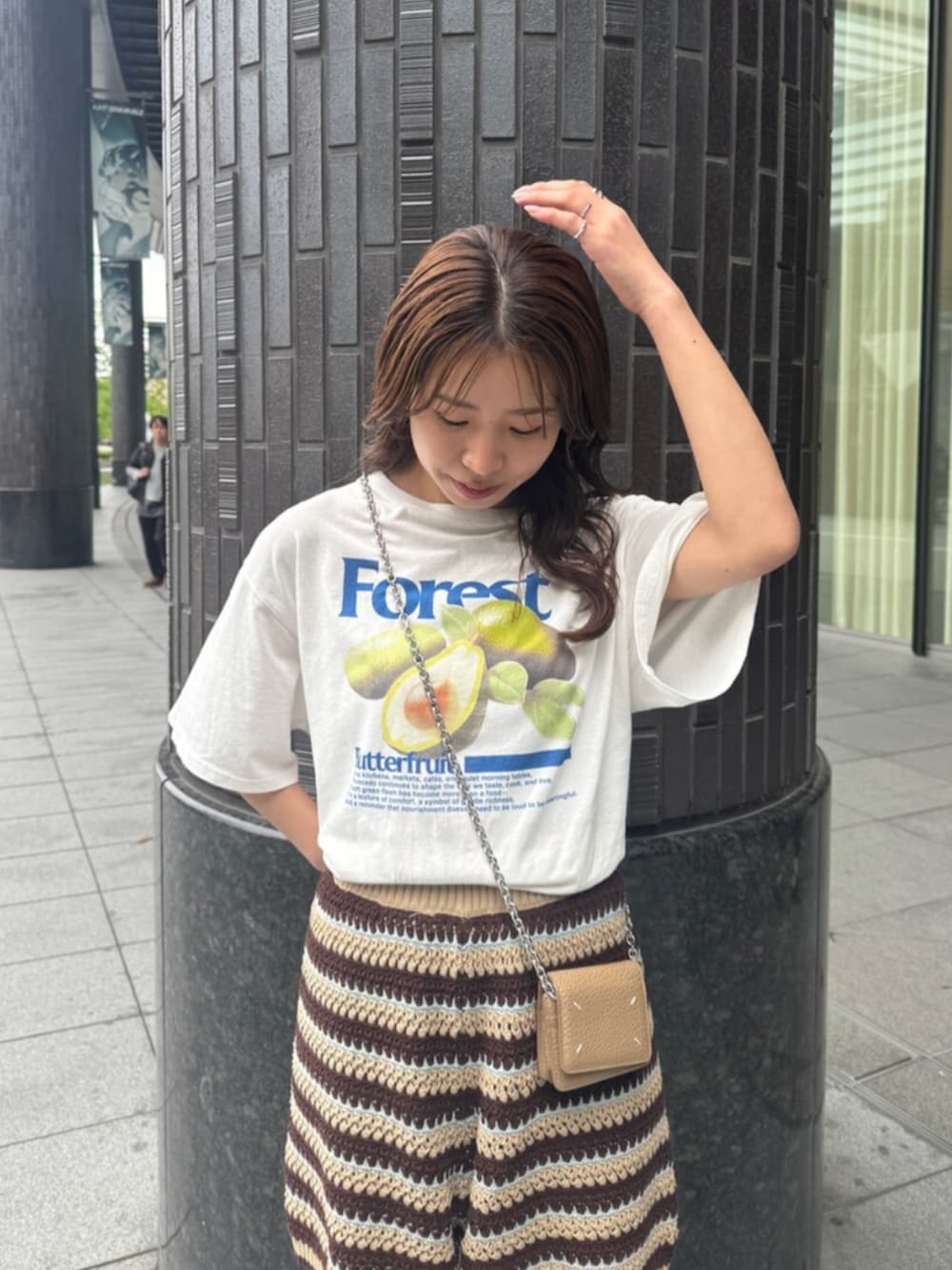 ベージュ系のブーツ、ブラウン系のその他パンツ、ホワイト系のTシャツ/カットソーを着用したレディースの春コーディネートの6枚目の写真