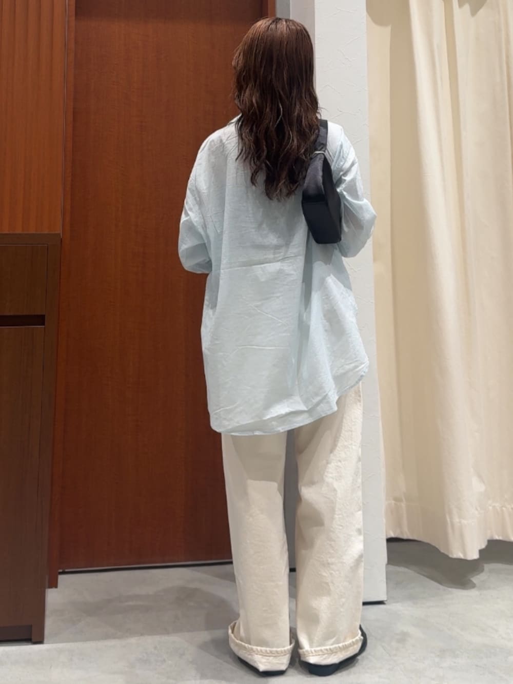 ホワイト系のデニムパンツ、ブルー系のシャツ/ブラウス、ブラック系のローファーを着用したレディースの春コーディネートの9枚目の写真