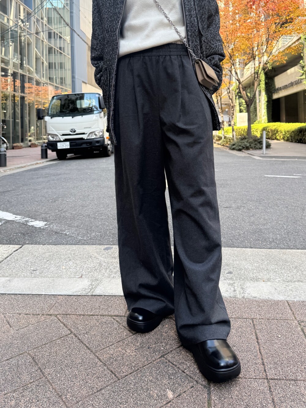 ブラック系のブルゾン、グレー系のその他パンツ、ホワイト系のニット/セーターを着用したレディースの冬コーディネートの8枚目の写真