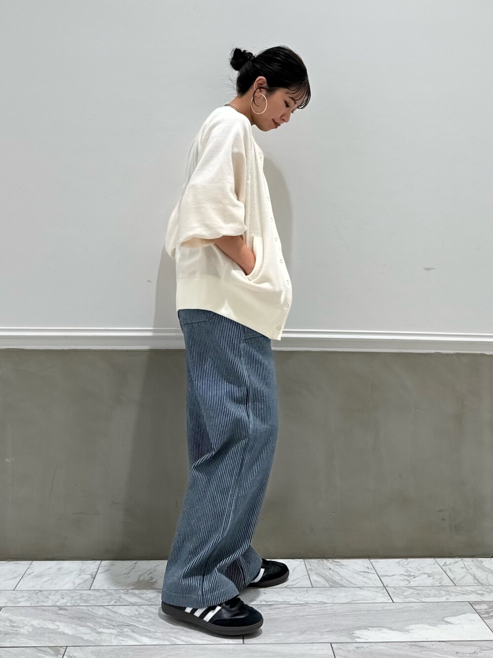 その他のデニムパンツ、ホワイト系のカーディガン/ボレロを着用したレディースの冬コーディネートの4枚目の写真