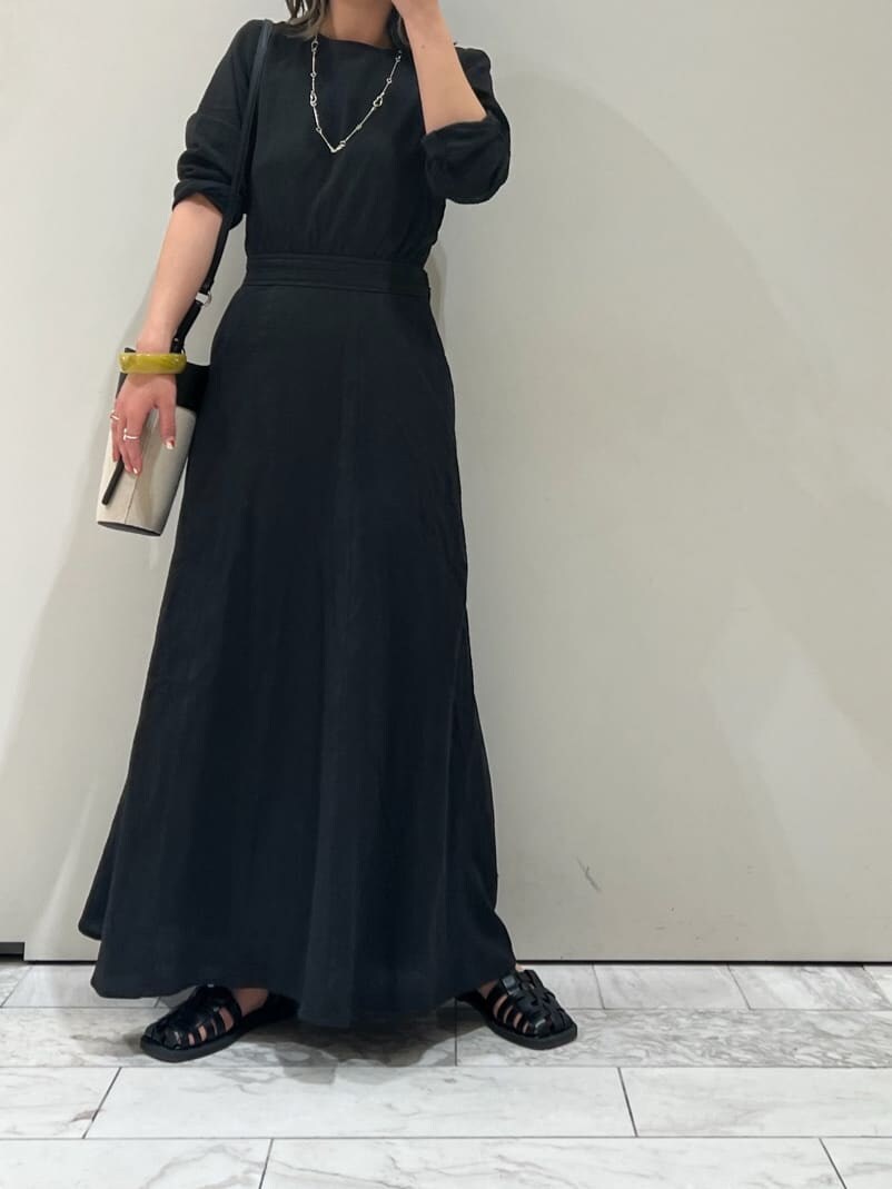 ブラック系のワンピース、ブラック系のショルダーバッグ、ブラック系のサンダルを着用したレディースの春コーディネートの4枚目の写真