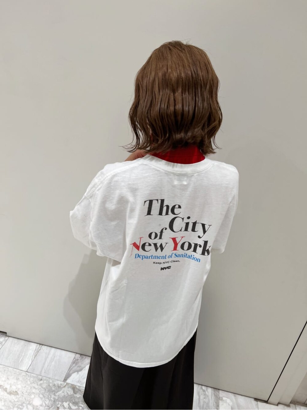 ブラック系のスカート、ブラック系のMA-1、レッド系のニット/セーターを着用したレディースの秋コーディネートの10枚目の写真