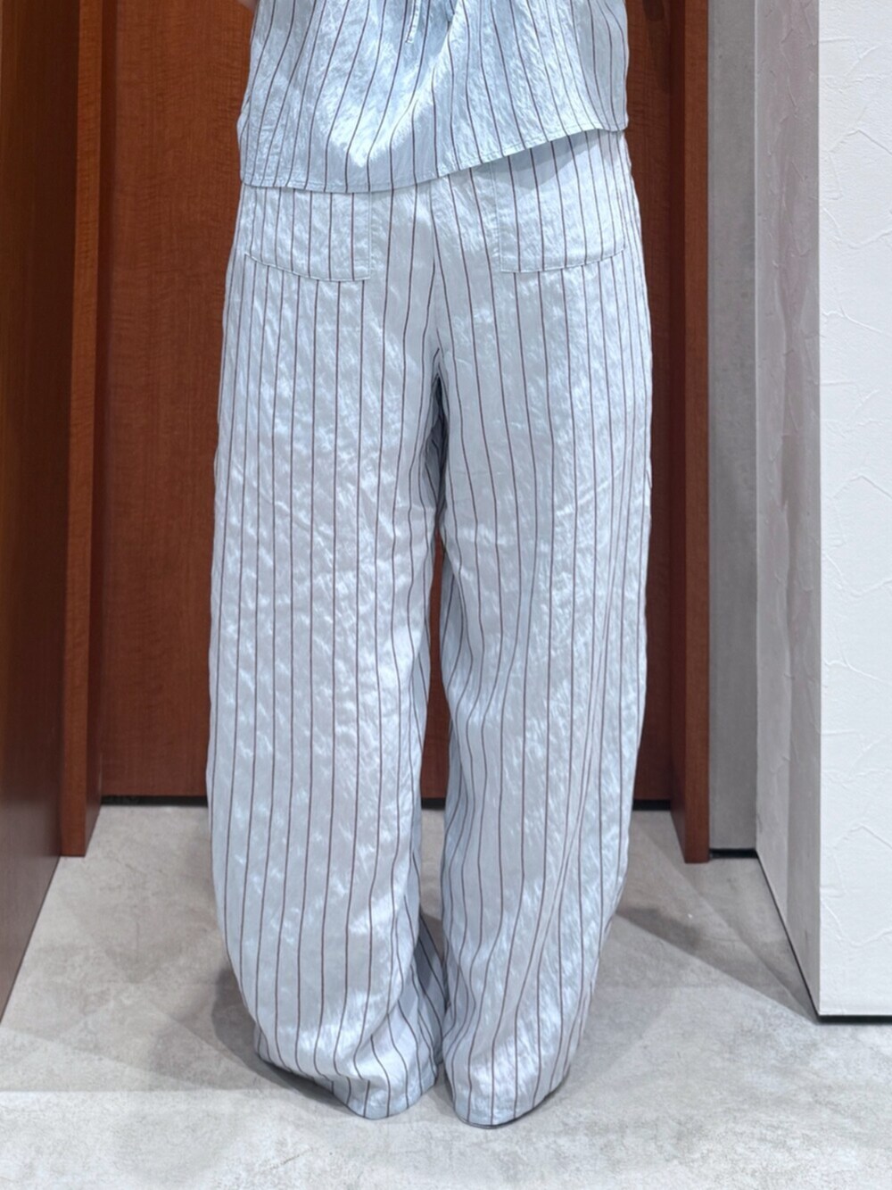 ブルー系のその他パンツ、グレー系のタンクトップ、ブルー系のキャミソールを着用したレディースの夏コーディネートの8枚目の写真