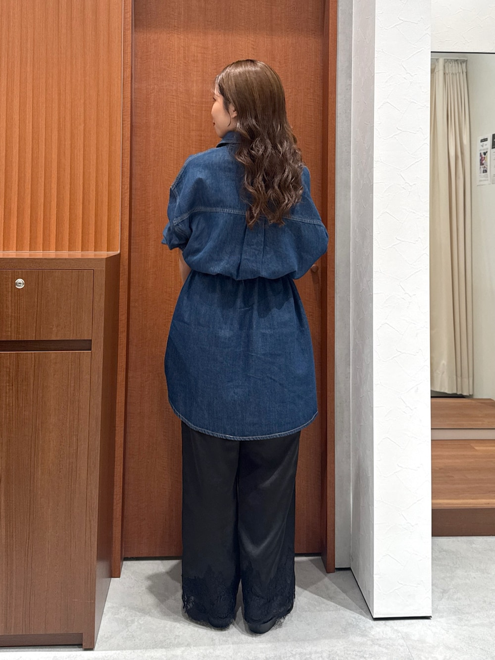 ブルー系のワンピース、ブラック系のその他パンツ、ブラック系のブーツを着用したレディースの秋コーディネートの4枚目の写真