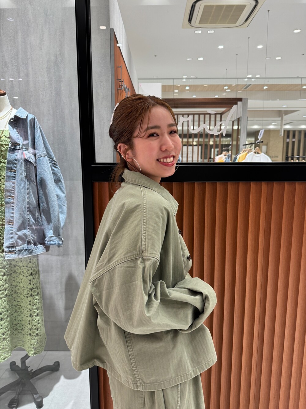 グリーン系のミリタリージャケット、ブラック系のキャミソール、グリーン系のその他パンツを着用したレディースの春コーディネートの6枚目の写真