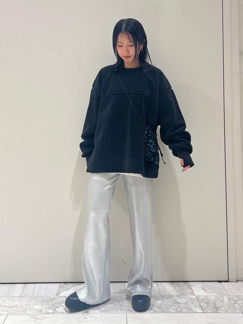 ホワイト系のTシャツ/カットソー、ブラック系のTシャツ/カットソー、シルバー系のその他パンツを着用したレディースの秋コーディネートの4枚目の写真