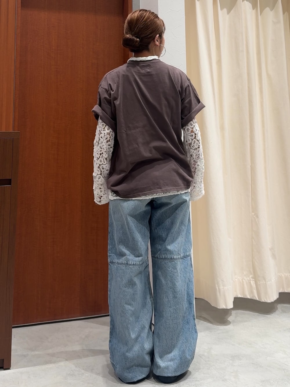 ブルー系のデニムパンツ、ブラウン系のTシャツ/カットソー、ホワイト系のシャツ/ブラウスを着用したレディースの春コーディネートの5枚目の写真