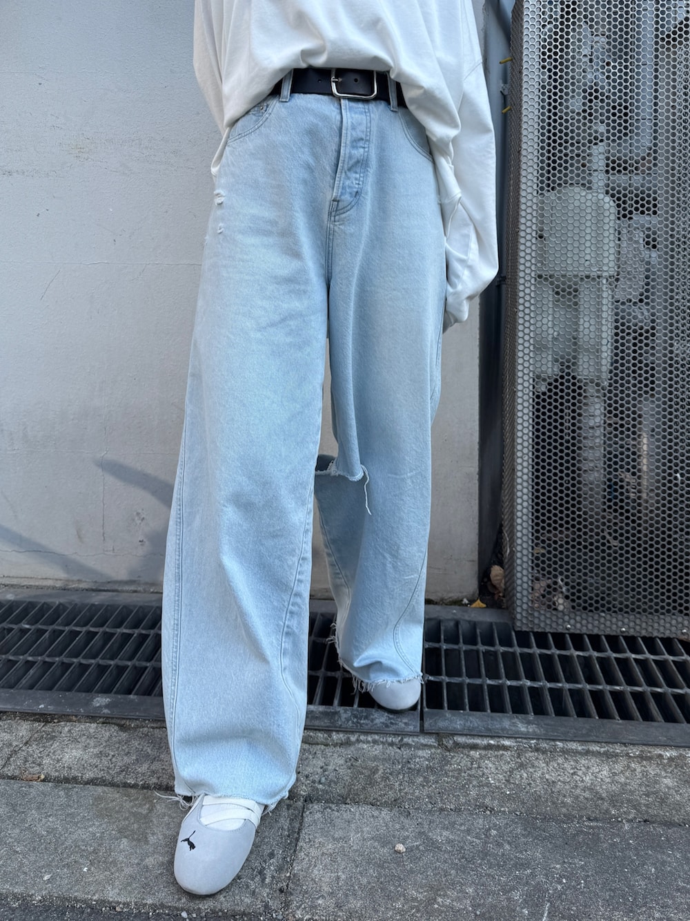 ホワイト系のTシャツ/カットソー、ブルー系のデニムパンツを着用したレディースの冬コーディネートの9枚目の写真