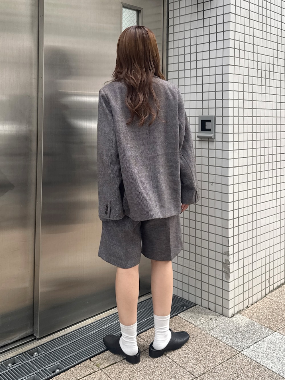 グレー系のその他パンツ、グレー系のテーラードジャケット、グレー系のニット/セーターを着用したレディースの秋コーディネートの4枚目の写真