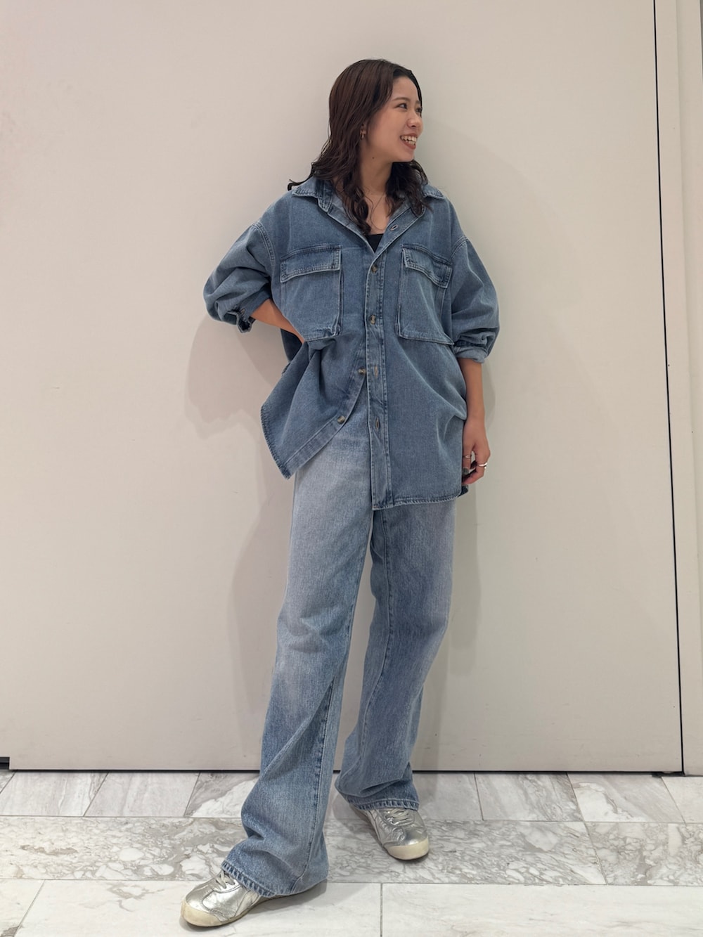 ブルー系のデニムパンツ、ブルー系のシャツ/ブラウスを着用したレディースの秋コーディネートの5枚目の写真