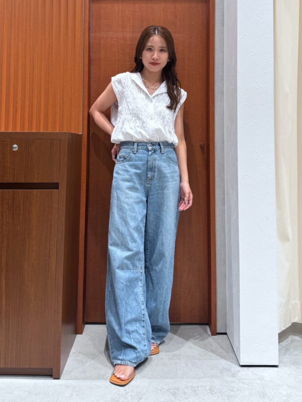 その他のサンダル、ホワイト系のシャツ/ブラウス、ブルー系のデニムパンツを着用したレディースの夏コーディネートの2枚目の写真