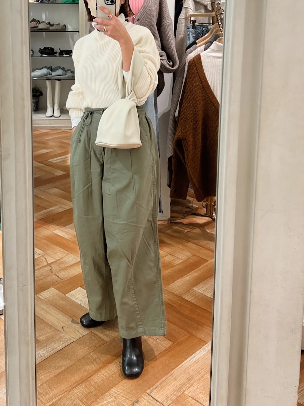 ホワイト系のワンピース、ブラック系のブーツ、ホワイト系のTシャツ/カットソーを着用したレディースの冬コーディネートの3枚目の写真