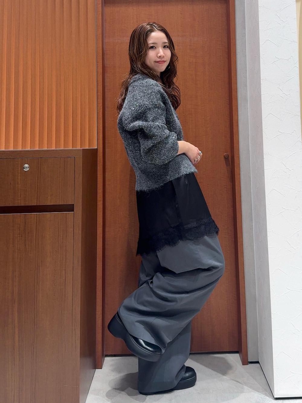 ブラック系のキャミソール、グレー系のカーディガン/ボレロ、グレー系のその他パンツを着用したレディースの冬コーディネートの2枚目の写真