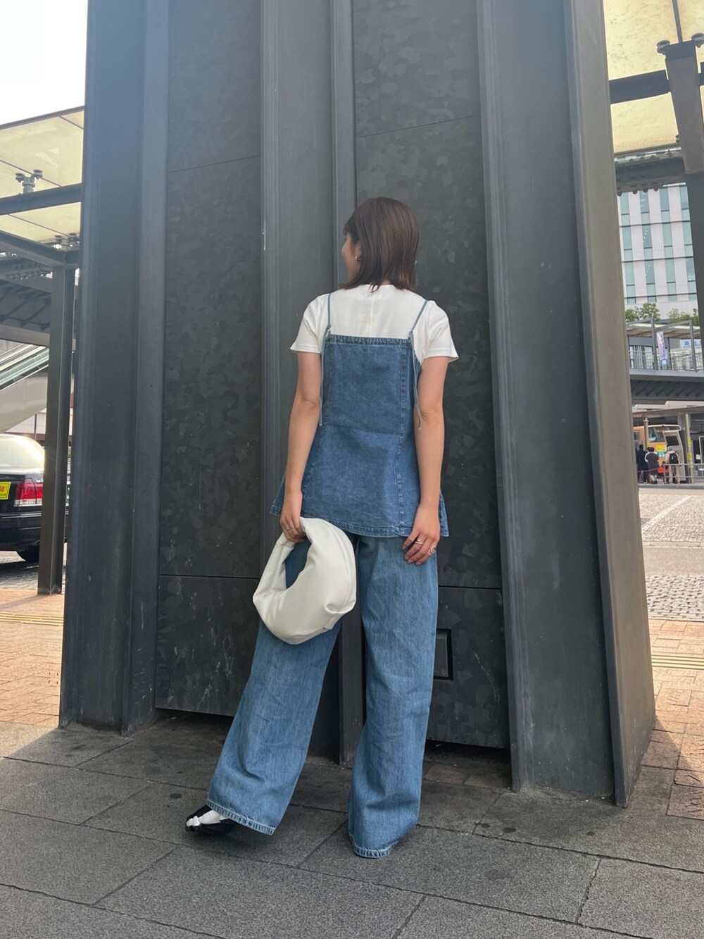 ブルー系のデニムパンツ、ホワイト系のTシャツ/カットソー、ブルー系のキャミソールを着用したレディースの春コーディネートの4枚目の写真