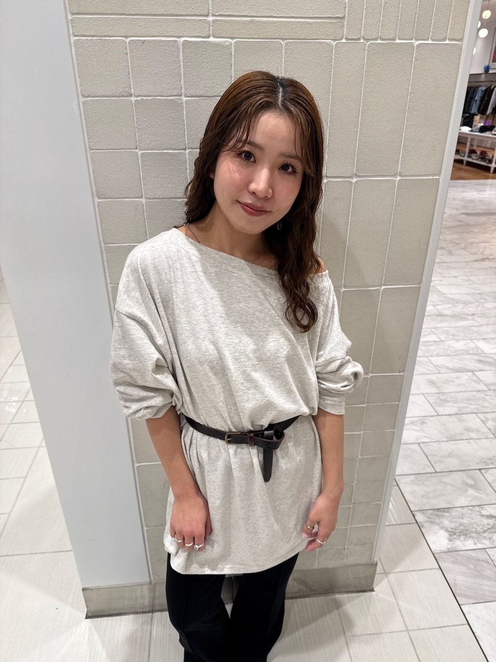 グレー系のTシャツ/カットソー、ブラック系のその他パンツを着用したレディースの春コーディネートの8枚目の写真