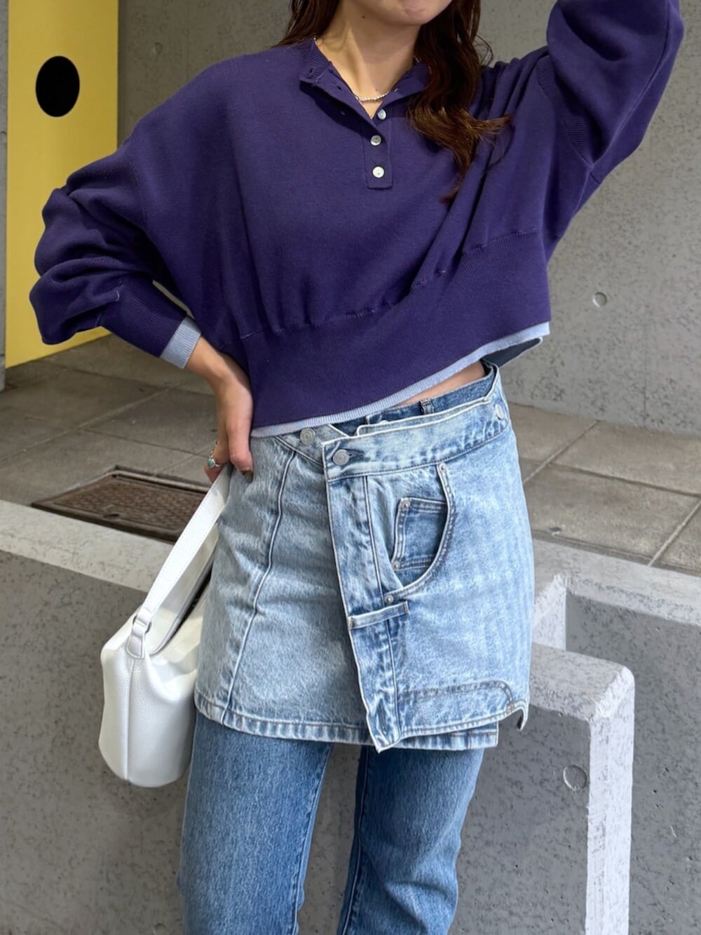 ブルー系のデニムスカート、シルバー系のその他シューズ、ブルー系のデニムパンツを着用したレディースの夏コーディネートの5枚目の写真
