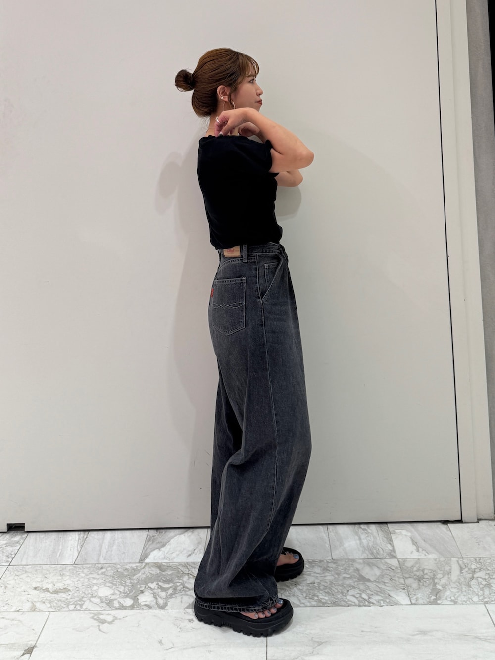 ブラック系のデニムパンツ、ブラック系のTシャツ/カットソーを着用したレディースの夏コーディネートの6枚目の写真