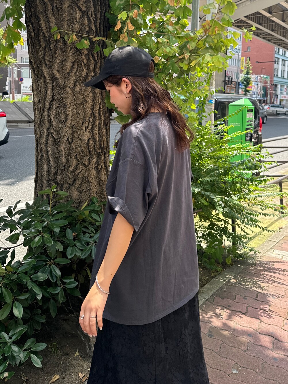 ブラック系のワンピース、ブラック系のローファー、グレー系のTシャツ/カットソーを着用したレディースの夏コーディネートの9枚目の写真