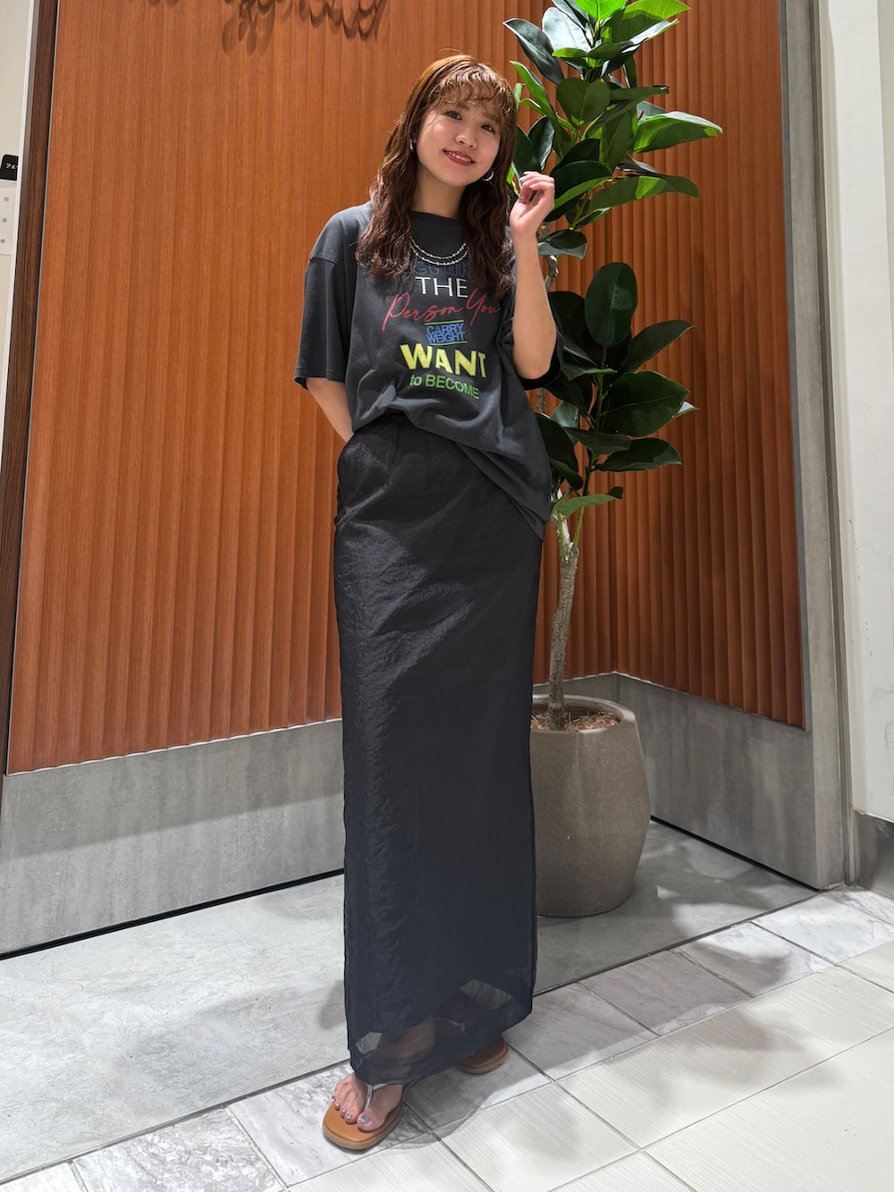 シルバー系のサンダル、グレー系のスカート、グレー系のTシャツ/カットソーを着用したレディースの春コーディネートの2枚目の写真