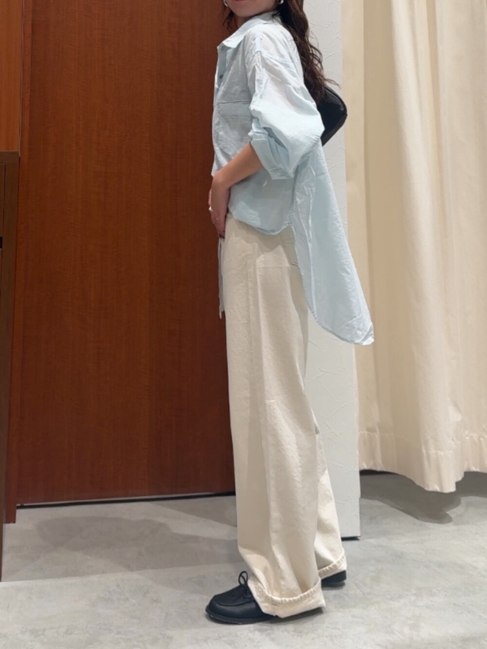 ホワイト系のデニムパンツ、ブルー系のシャツ/ブラウス、ブラック系のローファーを着用したレディースの春コーディネートの5枚目の写真