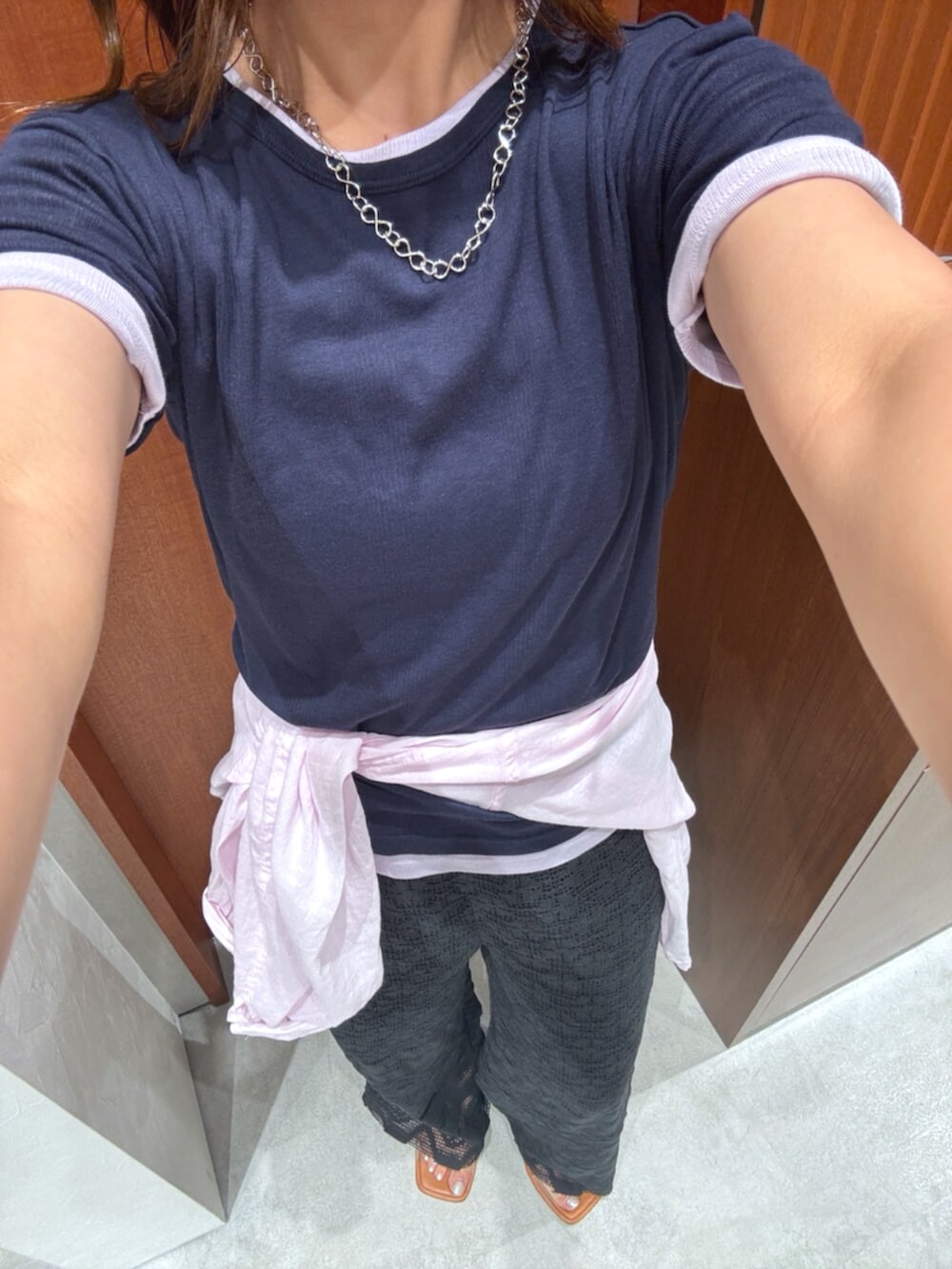 ブラック系のその他パンツ、その他のサンダル、ブルー系のTシャツ/カットソーを着用したレディースの夏コーディネートの7枚目の写真