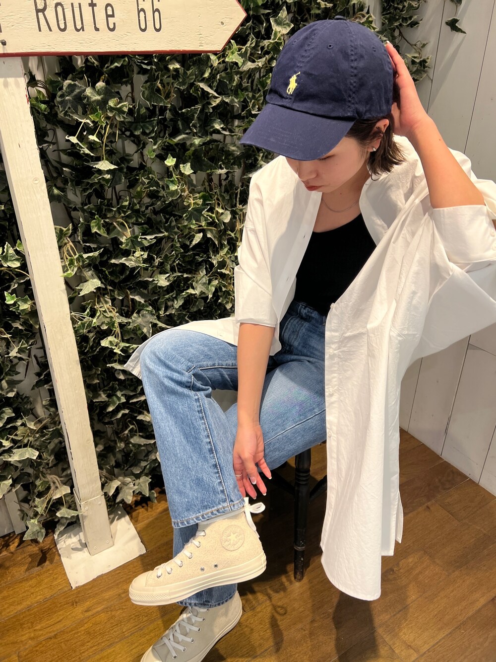 ホワイト系のシャツ/ブラウス、ブルー系のデニムパンツ、ホワイト系のスニーカーを着用したレディースの冬コーディネートの6枚目の写真
