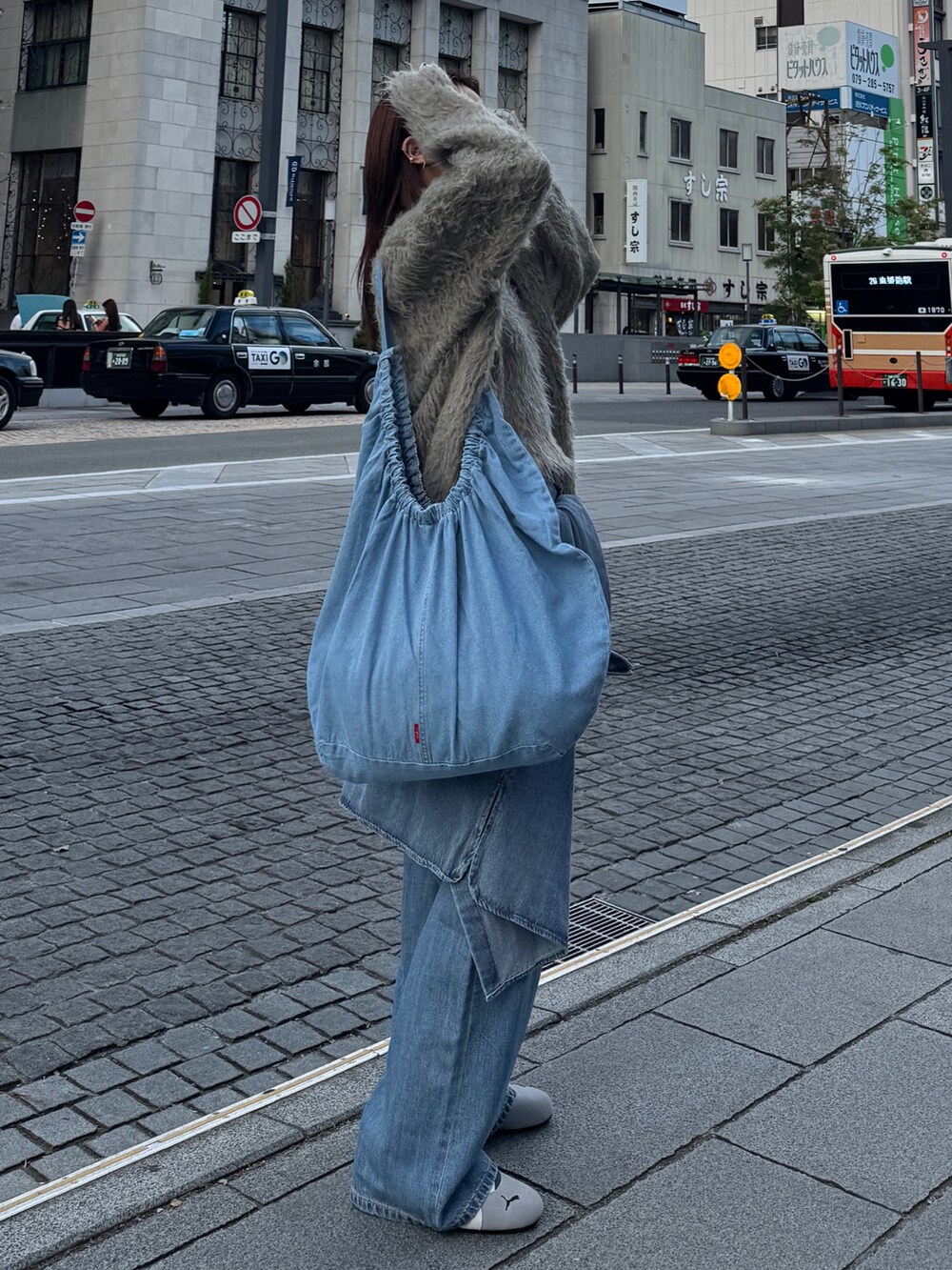 ブルー系のデニムパンツ、ブルー系のシャツ/ブラウス、グレー系のカーディガン/ボレロを着用したレディースの秋コーディネートの3枚目の写真