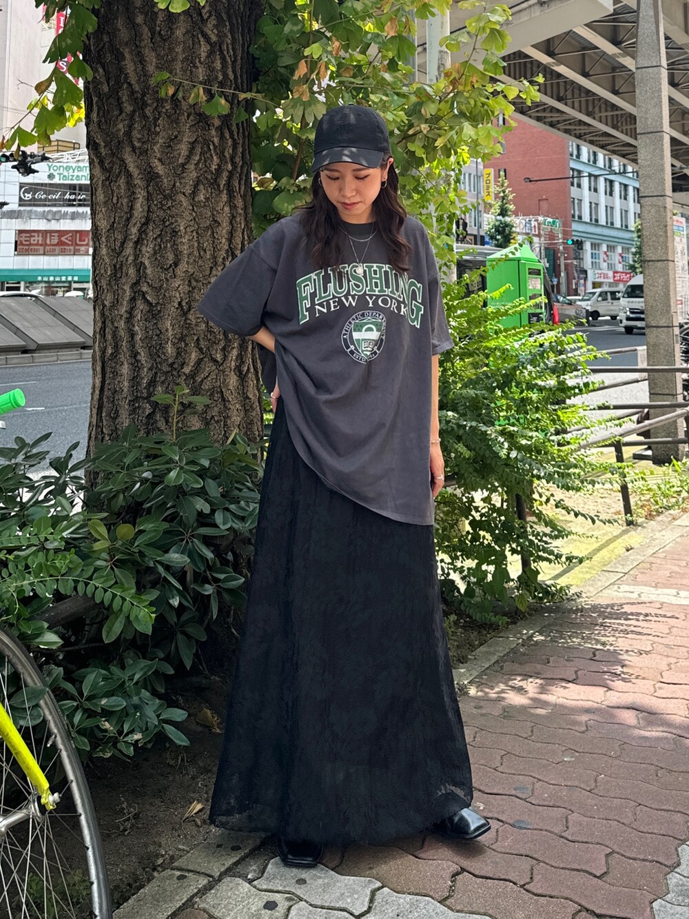 ブラック系のワンピース、ブラック系のローファー、グレー系のTシャツ/カットソーを着用したレディースの夏コーディネートの5枚目の写真