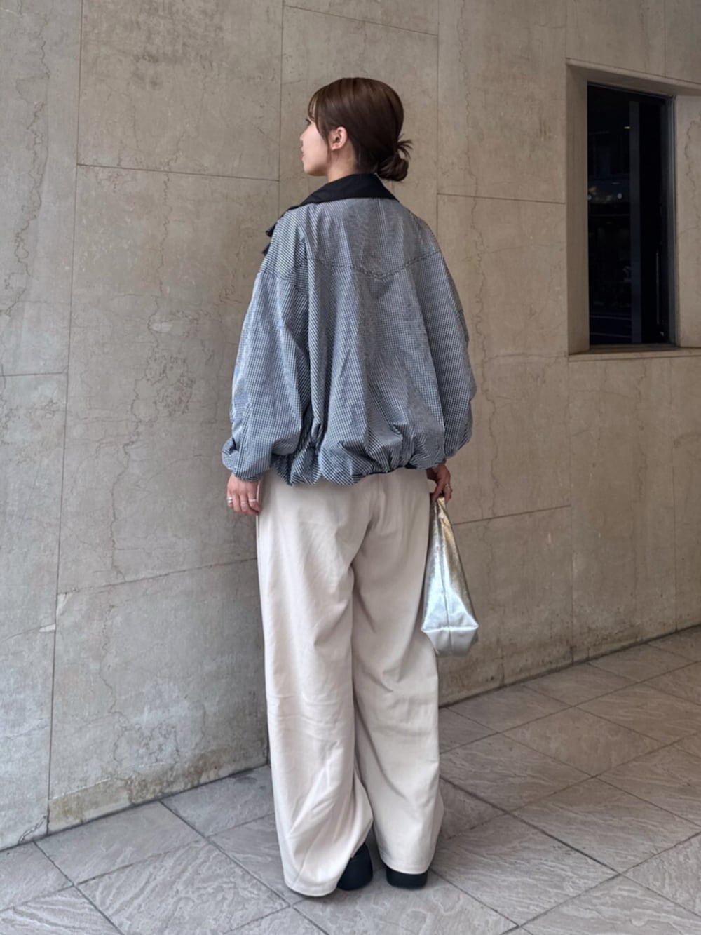 ベージュ系のその他パンツ、その他のブルゾンを着用したレディースの夏コーディネートの4枚目の写真