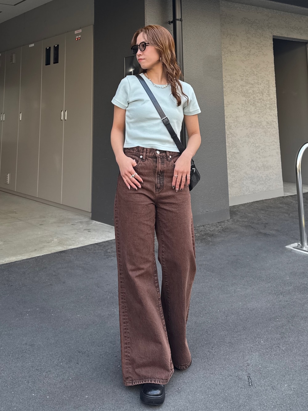 ブラウン系のデニムパンツ、ブルー系のTシャツ/カットソーを着用したレディースの春コーディネートの6枚目の写真