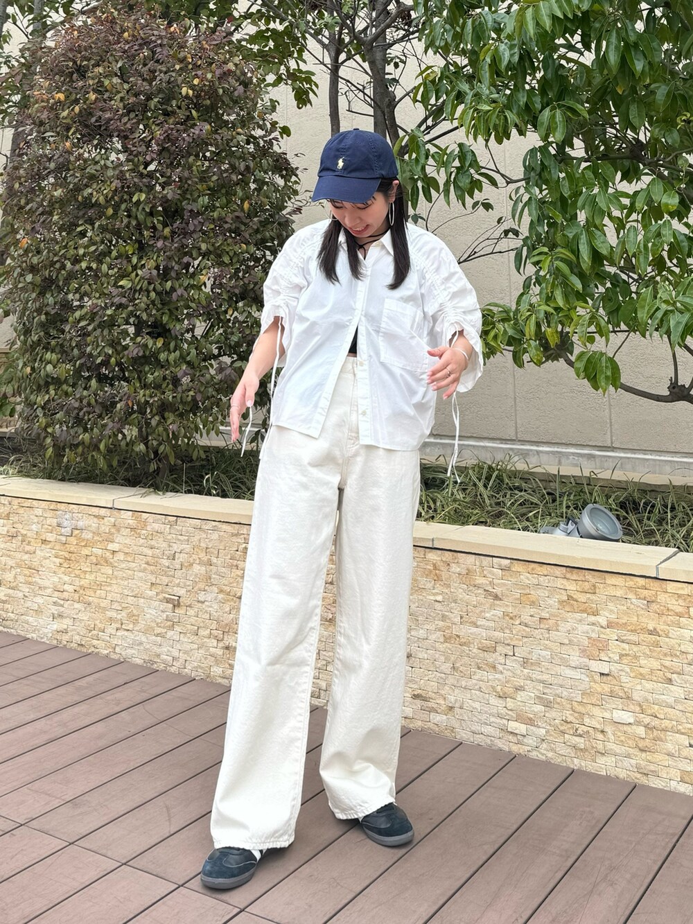 ホワイト系のデニムパンツ、ホワイト系のシャツ/ブラウスを着用したレディースの春コーディネートの5枚目の写真