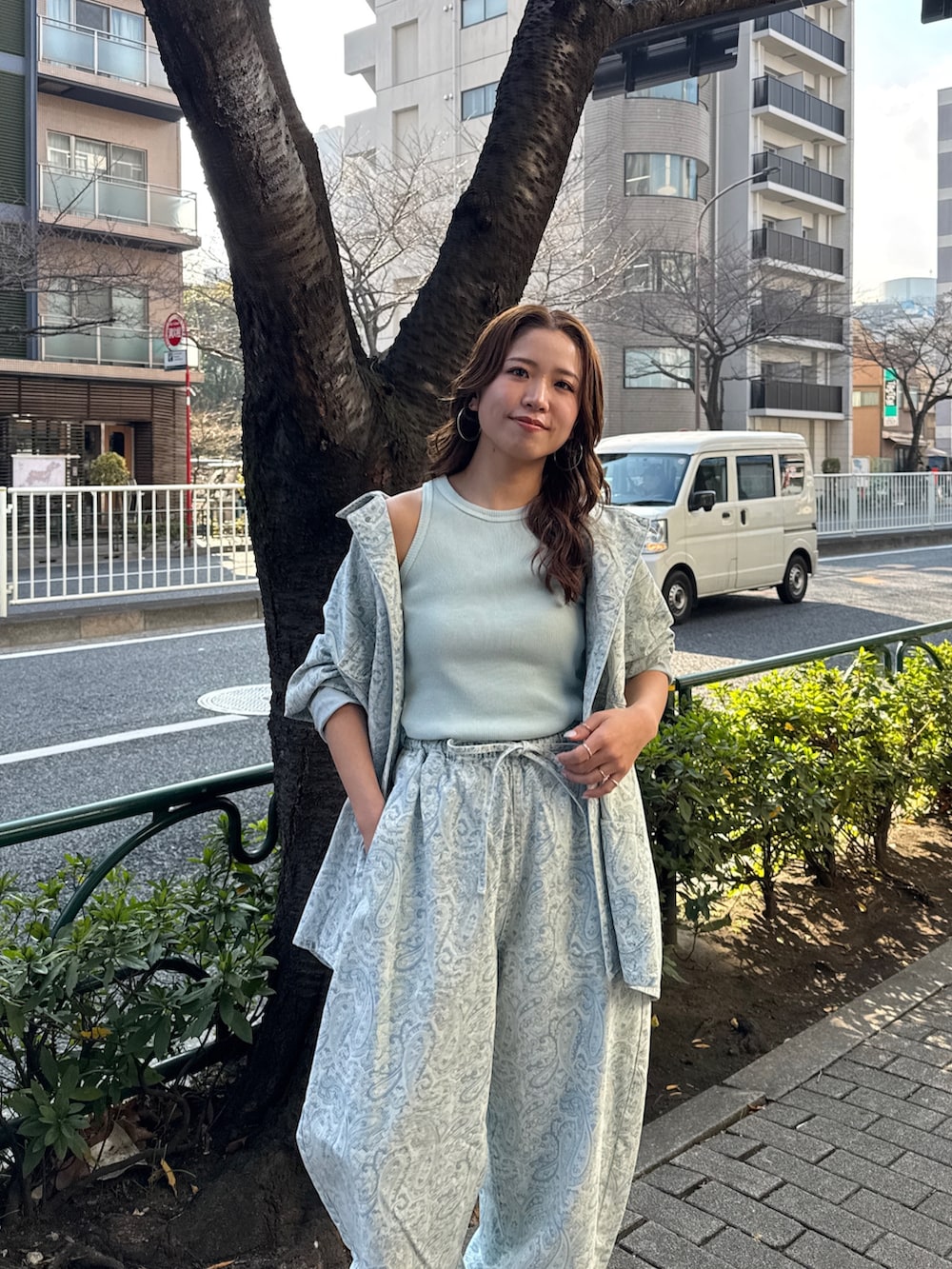 ブルー系のカバーオール、ブルー系のデニムパンツ、ブルー系のタンクトップを着用したレディースの春コーディネートの6枚目の写真