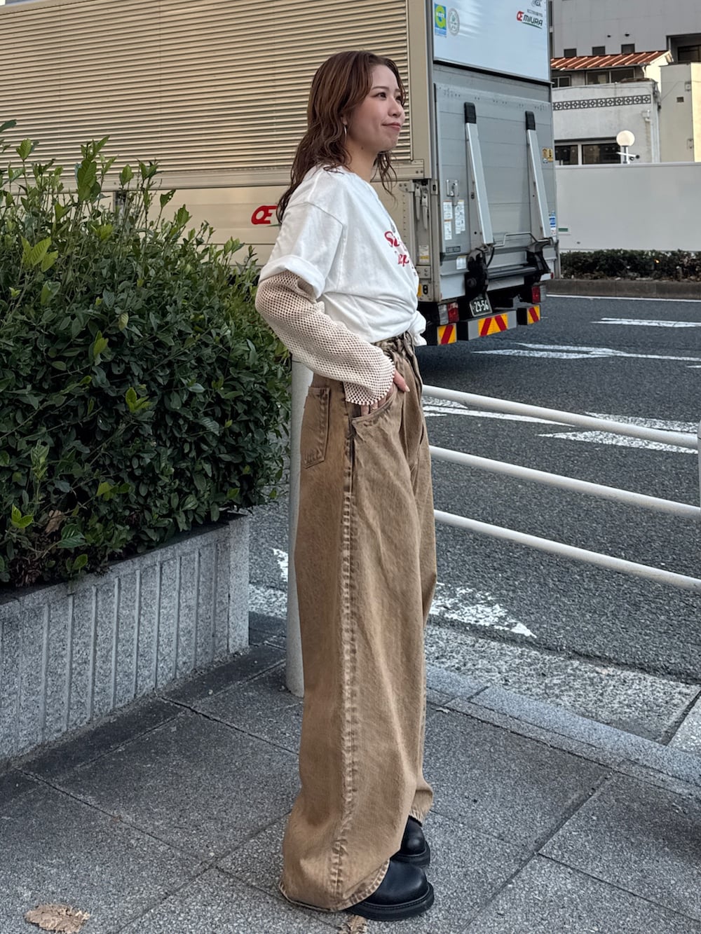 ブラウン系のデニムパンツ、ホワイト系のTシャツ/カットソー、ホワイト系のTシャツ/カットソーを着用したレディースの冬コーディネートの5枚目の写真