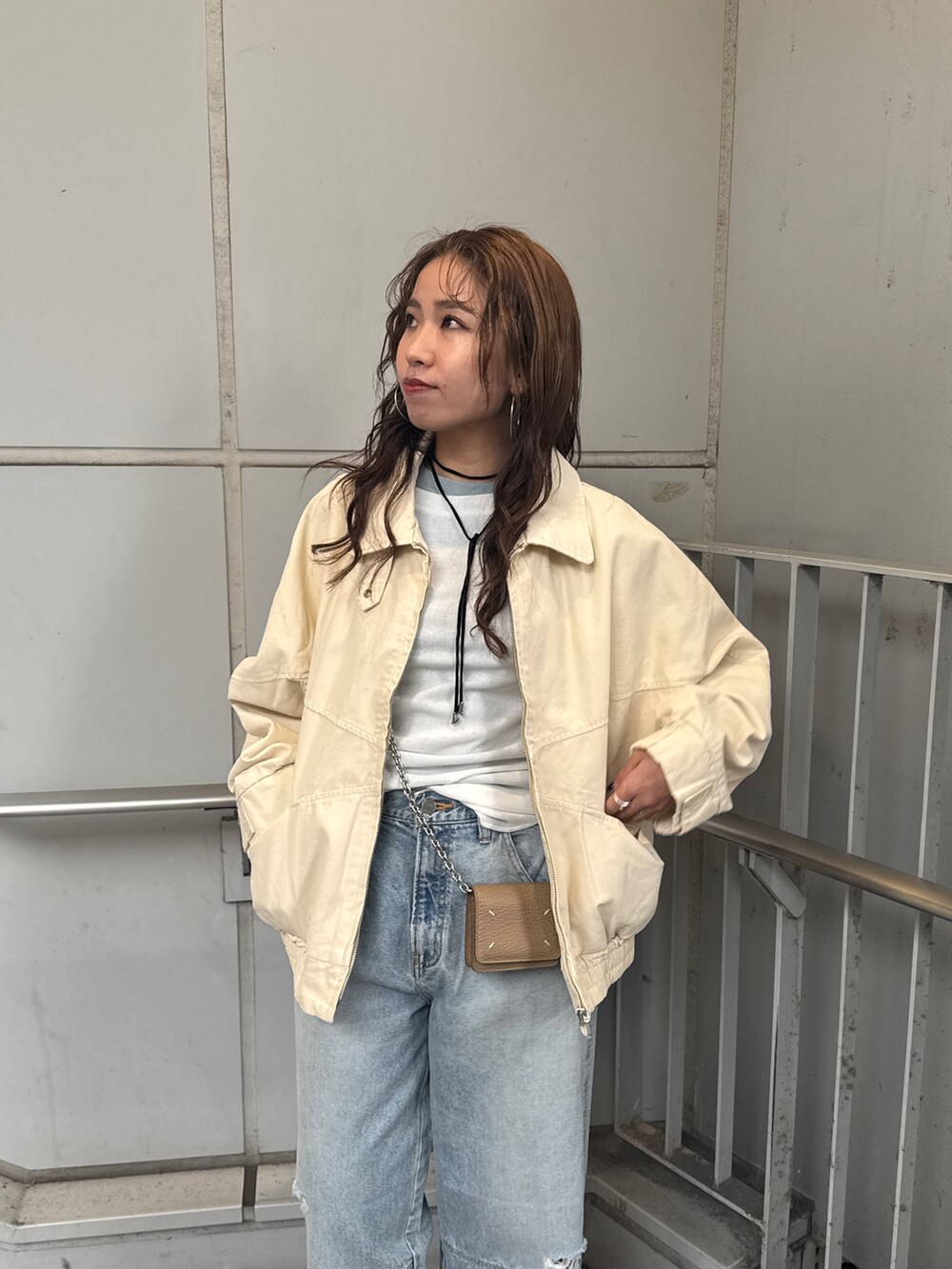 ブルー系のデニムパンツ、ベージュ系のブルゾン、ホワイト系のTシャツ/カットソーを着用したレディースの冬コーディネートの8枚目の写真