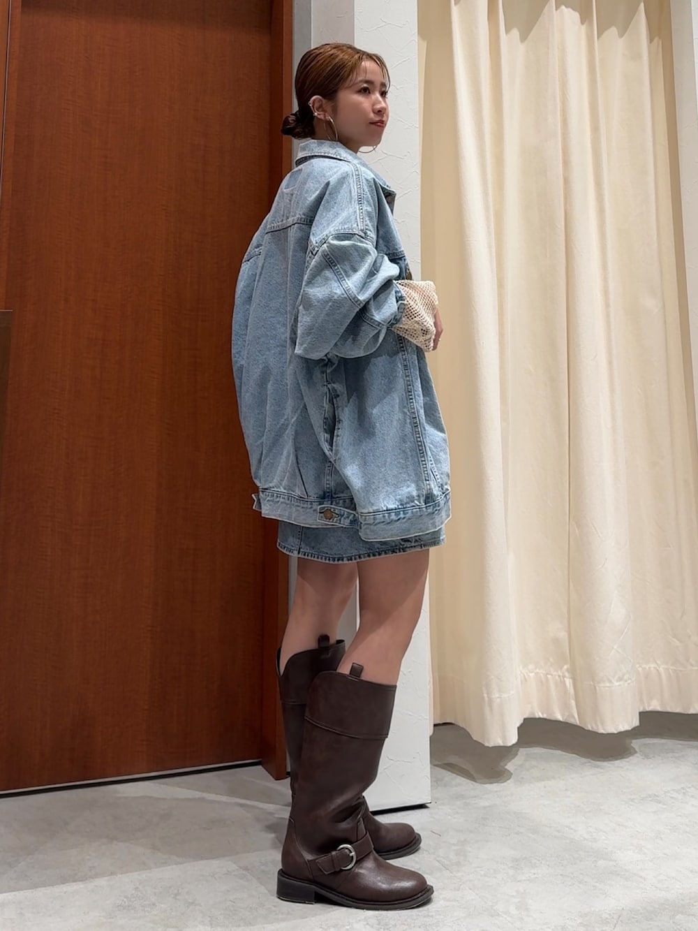 ブルー系のスカート、ブルー系のデニムジャケット、ホワイト系のTシャツ/カットソーを着用したレディースの春コーディネートの2枚目の写真