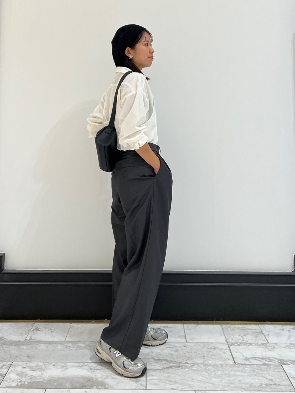 ホワイト系のシャツ/ブラウス、グレー系のその他パンツ、ブラック系のショルダーバッグを着用したレディースの秋コーディネートの4枚目の写真