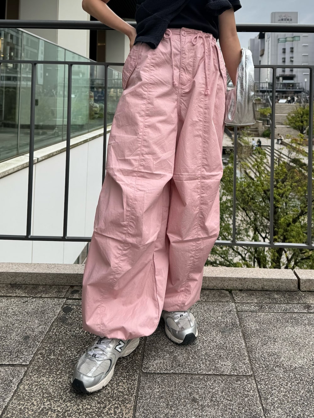 ブラック系のTシャツ/カットソー、シルバー系のハンドバッグ、ピンク系のその他パンツを着用したレディースの春コーディネートの5枚目の写真