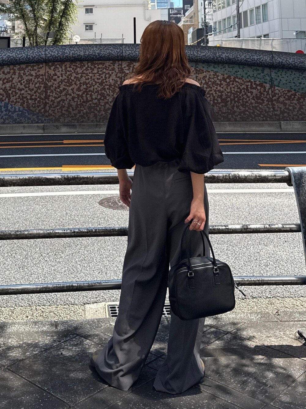 ブラック系のハンドバッグ、ベージュ系のスリッポン、グレー系のその他パンツを着用したレディースの夏コーディネートの7枚目の写真