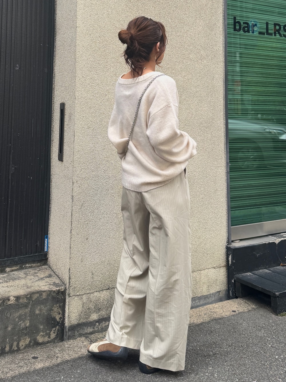 ホワイト系のニット/セーター、ベージュ系のその他パンツを着用したレディースの冬コーディネートの8枚目の写真