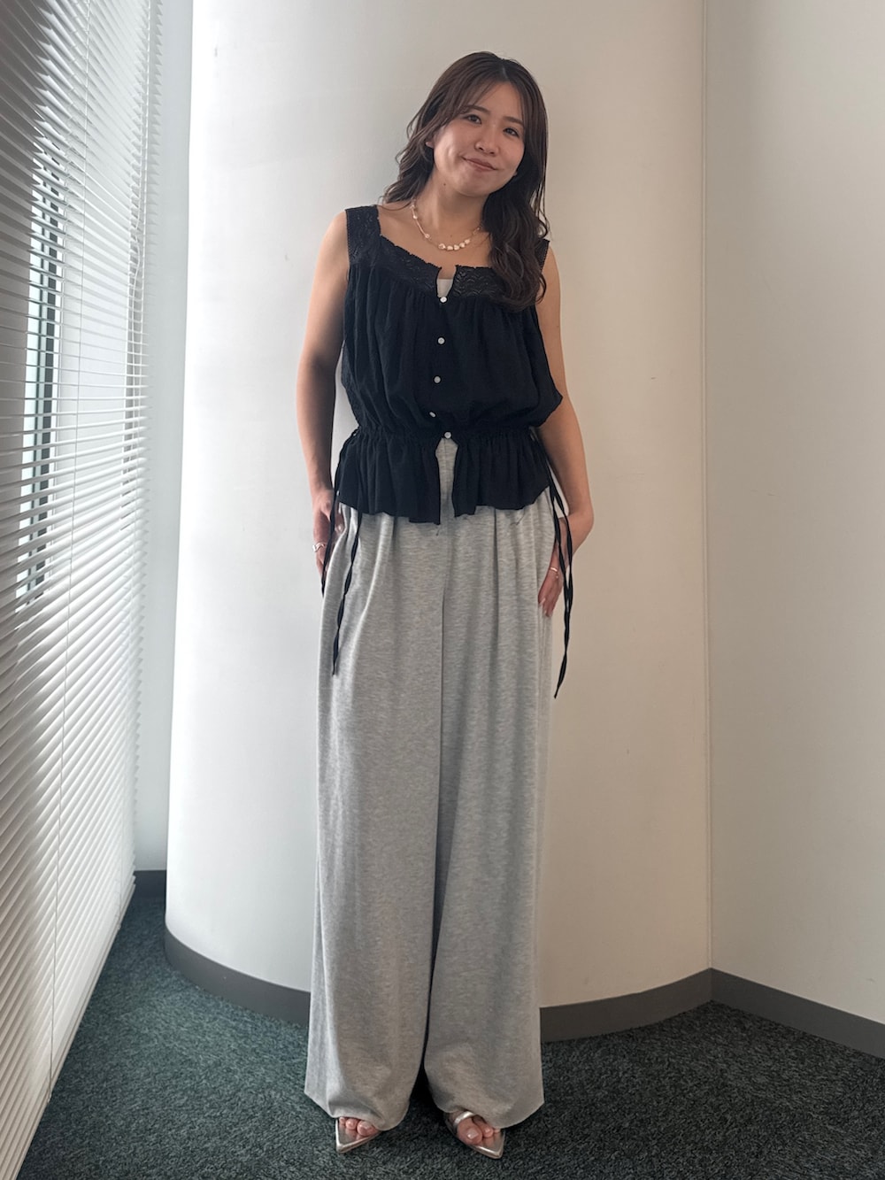 グレー系のその他パンツ、ブラック系のシャツ/ブラウスを着用したレディースの春コーディネートの7枚目の写真