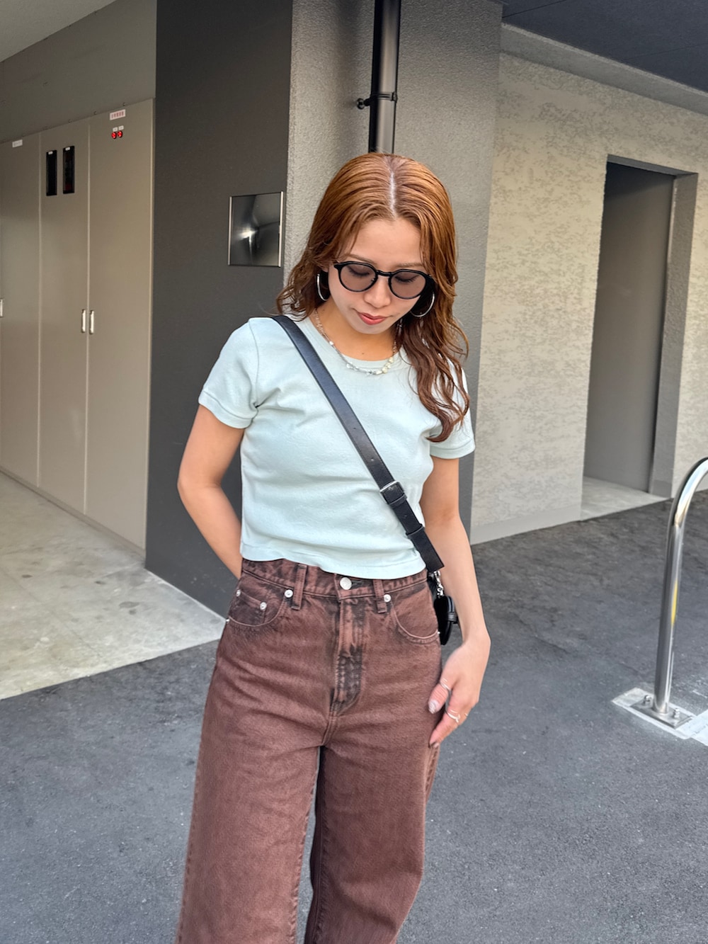 ブラウン系のデニムパンツ、ブルー系のTシャツ/カットソーを着用したレディースの春コーディネートの9枚目の写真